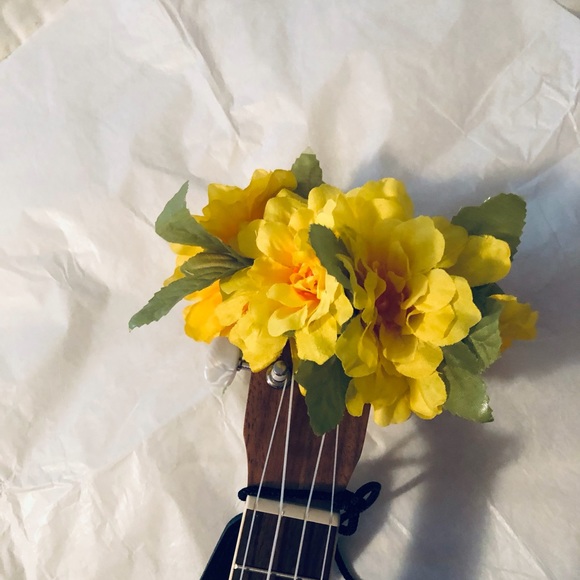 Lei, Yellow Ukulele Silk Flower Lei. New by nancyb - Picture 2 of 3